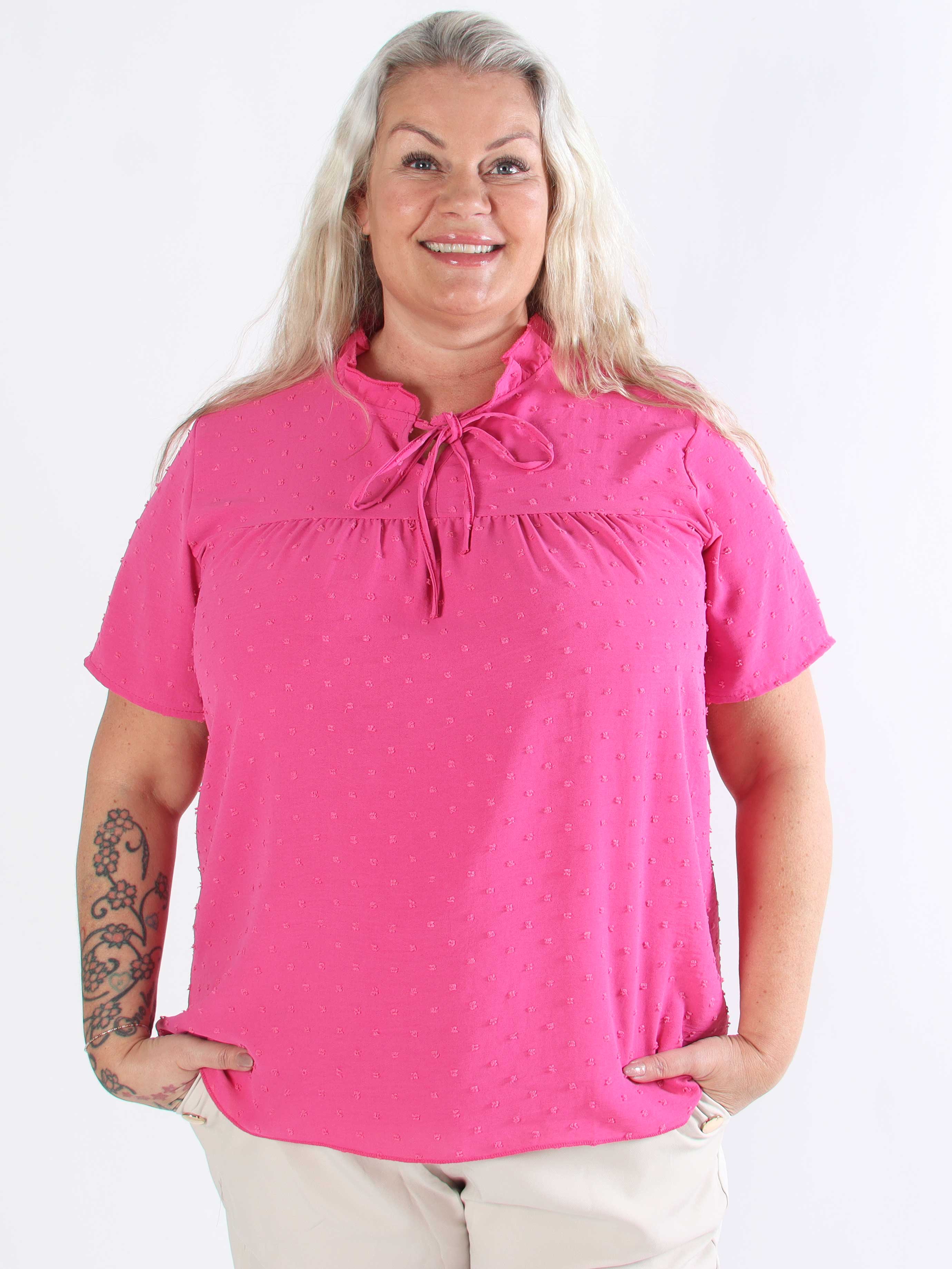 Bloom - Sød plus size tunika med flæsekant og sløjfe